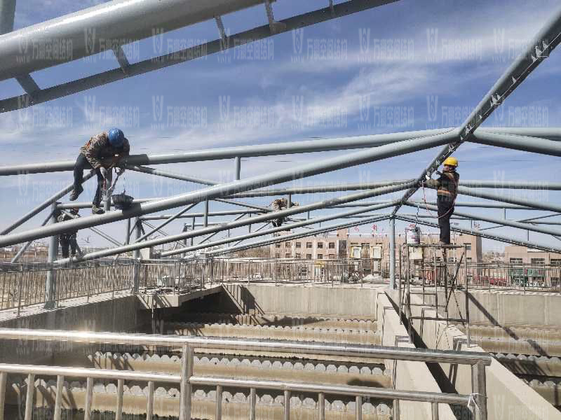 格爾木工業(yè)園昆侖工業(yè)區(qū)工業(yè)污水廠污水池保溫膜結(jié)構(gòu)工程位于海西蒙古族藏族自治州格爾木市,此項目是國內(nèi)首個ETFE膜結(jié)構(gòu)污水池加蓋工程。 該工程主要建設(shè)格爾木工業(yè)園昆侖工業(yè)區(qū)工業(yè)污水處理廠首期2.5萬立方米/天工程二沉池、水解酸化池和預(yù)沉池池體保溫膜結(jié)構(gòu)安裝。項目用鋼量230噸,膜結(jié)構(gòu)展開面積5000平米。 目前,預(yù)沉池和酸化水解池鋼結(jié)構(gòu)已完成,油漆已完成。二沉池基柱加焊,鋼架焊接中。 期待整個工程的完工,來領(lǐng)略它別致的風(fēng)采。 格爾木工業(yè)園昆侖工業(yè)區(qū)工業(yè)污水廠污水池保溫膜結(jié)構(gòu)工程位于海西蒙古族藏族自治州格爾木市,此項目是國內(nèi)首個ETFE膜結(jié)構(gòu)污水池加蓋工程。 該工程主要建設(shè)格爾木工業(yè)園昆侖工業(yè)區(qū)工業(yè)污水處理廠首期2.5萬立方米/天工程二沉池、水解酸化池和預(yù)沉池池體保溫膜結(jié)構(gòu)安裝。項目用鋼量230噸,膜結(jié)構(gòu)展開面積5000平米。 目前,預(yù)沉池和酸化水解池鋼結(jié)構(gòu)已完成,油漆已完成。二沉池基柱加焊,鋼架焊接中。 期待整個工程的完工,來領(lǐng)略它別致的風(fēng)采。