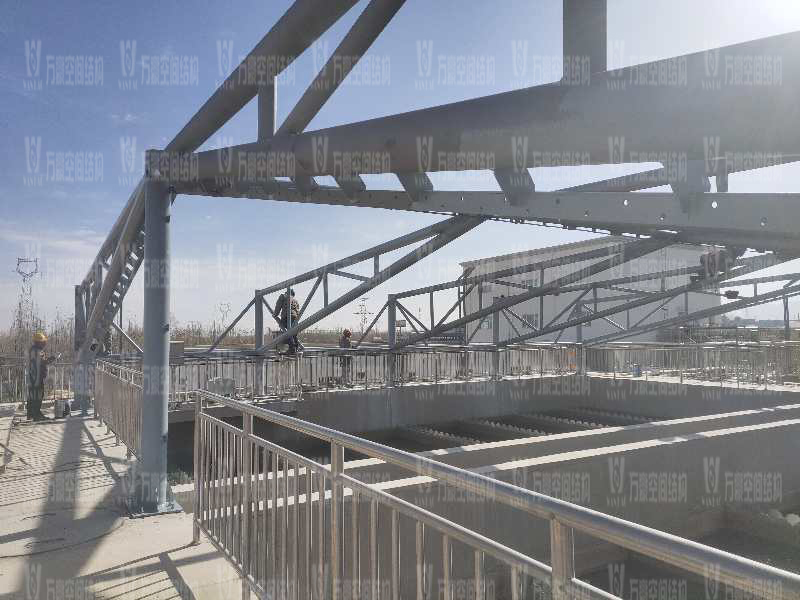 格爾木工業(yè)園昆侖工業(yè)區(qū)工業(yè)污水廠污水池保溫膜結(jié)構(gòu)工程位于海西蒙古族藏族自治州格爾木市,此項目是國內(nèi)首個ETFE膜結(jié)構(gòu)污水池加蓋工程。 該工程主要建設(shè)格爾木工業(yè)園昆侖工業(yè)區(qū)工業(yè)污水處理廠首期2.5萬立方米/天工程二沉池、水解酸化池和預(yù)沉池池體保溫膜結(jié)構(gòu)安裝。項目用鋼量230噸,膜結(jié)構(gòu)展開面積5000平米。 目前,預(yù)沉池和酸化水解池鋼結(jié)構(gòu)已完成,油漆已完成。二沉池基柱加焊,鋼架焊接中。 期待整個工程的完工,來領(lǐng)略它別致的風(fēng)采。 格爾木工業(yè)園昆侖工業(yè)區(qū)工業(yè)污水廠污水池保溫膜結(jié)構(gòu)工程位于海西蒙古族藏族自治州格爾木市,此項目是國內(nèi)首個ETFE膜結(jié)構(gòu)污水池加蓋工程。 該工程主要建設(shè)格爾木工業(yè)園昆侖工業(yè)區(qū)工業(yè)污水處理廠首期2.5萬立方米/天工程二沉池、水解酸化池和預(yù)沉池池體保溫膜結(jié)構(gòu)安裝。項目用鋼量230噸,膜結(jié)構(gòu)展開面積5000平米。 目前,預(yù)沉池和酸化水解池鋼結(jié)構(gòu)已完成,油漆已完成。二沉池基柱加焊,鋼架焊接中。 期待整個工程的完工,來領(lǐng)略它別致的風(fēng)采。