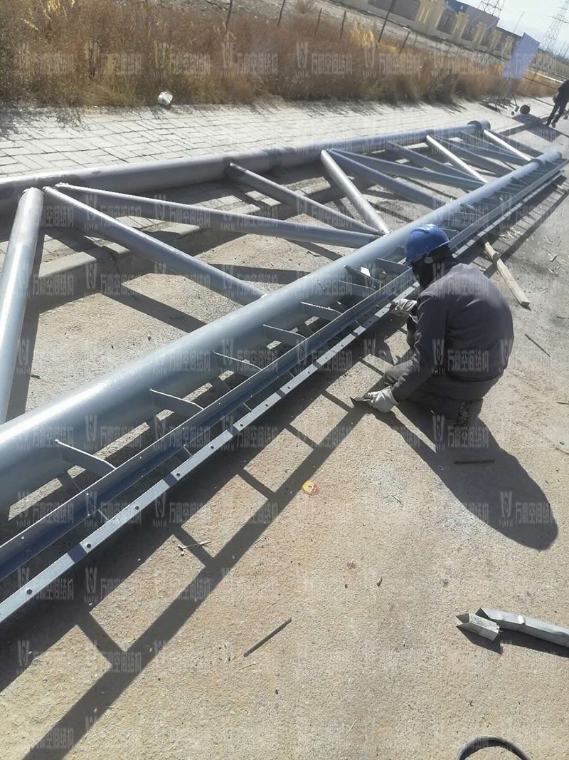 格爾木工業(yè)園昆侖工業(yè)區(qū)工業(yè)污水廠污水池保溫膜結(jié)構(gòu)工程位于海西蒙古族藏族自治州格爾木市,此項目是國內(nèi)首個ETFE膜結(jié)構(gòu)污水池加蓋工程。 該工程主要建設(shè)格爾木工業(yè)園昆侖工業(yè)區(qū)工業(yè)污水處理廠首期2.5萬立方米/天工程二沉池、水解酸化池和預(yù)沉池池體保溫膜結(jié)構(gòu)安裝。項目用鋼量230噸,膜結(jié)構(gòu)展開面積5000平米。 目前,預(yù)沉池和酸化水解池鋼結(jié)構(gòu)已完成,油漆已完成。二沉池基柱加焊,鋼架焊接中。 期待整個工程的完工,來領(lǐng)略它別致的風(fēng)采。 格爾木工業(yè)園昆侖工業(yè)區(qū)工業(yè)污水廠污水池保溫膜結(jié)構(gòu)工程位于海西蒙古族藏族自治州格爾木市,此項目是國內(nèi)首個ETFE膜結(jié)構(gòu)污水池加蓋工程。 該工程主要建設(shè)格爾木工業(yè)園昆侖工業(yè)區(qū)工業(yè)污水處理廠首期2.5萬立方米/天工程二沉池、水解酸化池和預(yù)沉池池體保溫膜結(jié)構(gòu)安裝。項目用鋼量230噸,膜結(jié)構(gòu)展開面積5000平米。 目前,預(yù)沉池和酸化水解池鋼結(jié)構(gòu)已完成,油漆已完成。二沉池基柱加焊,鋼架焊接中。 期待整個工程的完工,來領(lǐng)略它別致的風(fēng)采。