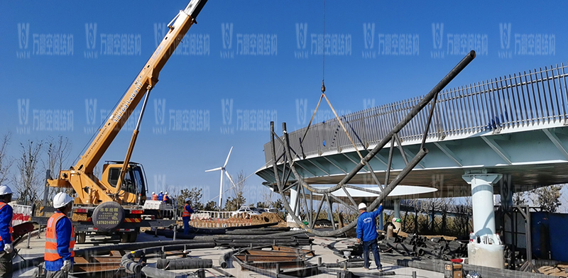 威海經貿交流中心工程-大貝殼項目鋼結構施工中