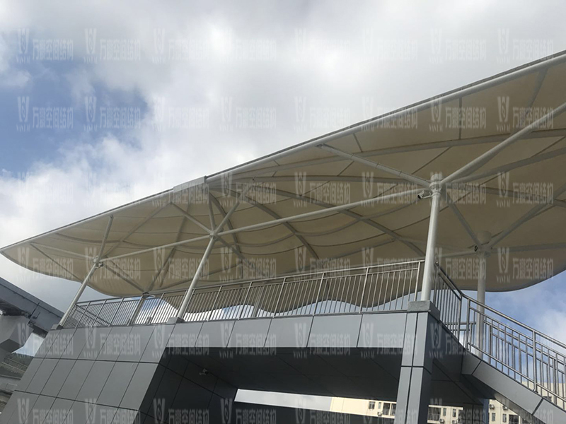 膜結(jié)構(gòu)雨棚遮陽棚有哪些優(yōu)勢？雨棚遮陽棚為什么選膜結(jié)構(gòu)材料？