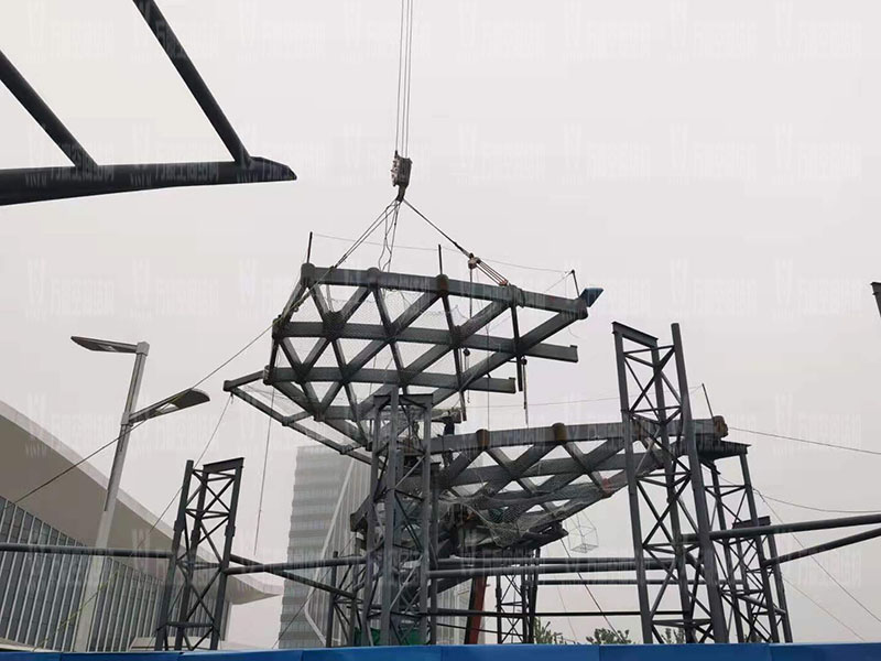 滬通鐵路張家港站地方配套工程站前西側旅客集散區蝴蝶造型天幕工程進入鋼結構吊裝階段