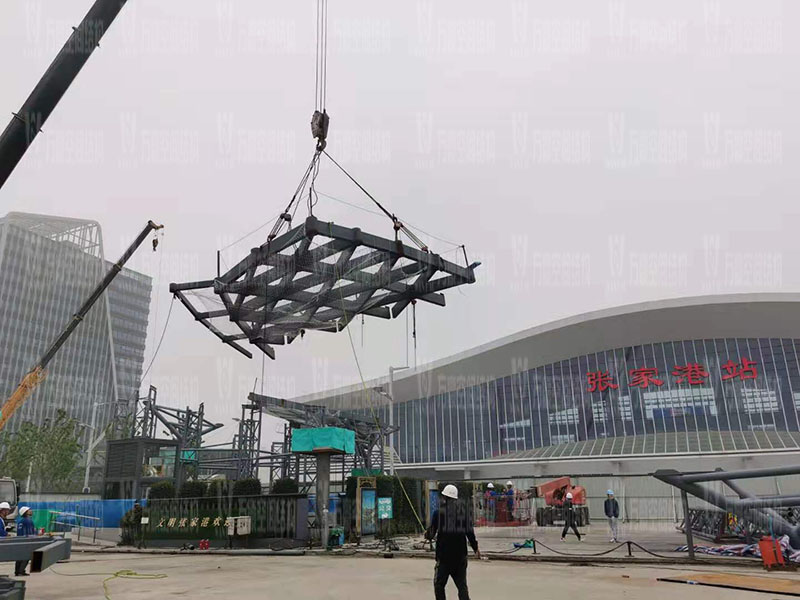 滬通鐵路張家港站地方配套工程站前西側旅客集散區蝴蝶造型天幕工程進入鋼結構吊裝階段