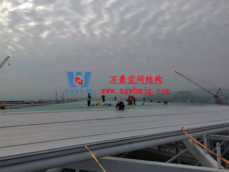 重慶龍興足球場ETFE屋面膜結構工程屋面鋼結構完成，膜結構安裝中