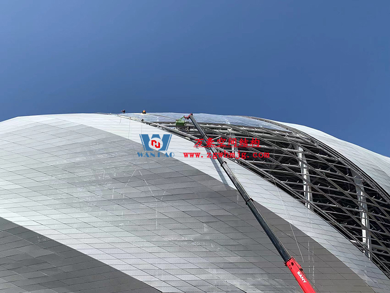 兩江新區(qū)加快建設(shè)龍興足球場(chǎng)（標(biāo)準(zhǔn)不降、工期不延、確保年底建成）