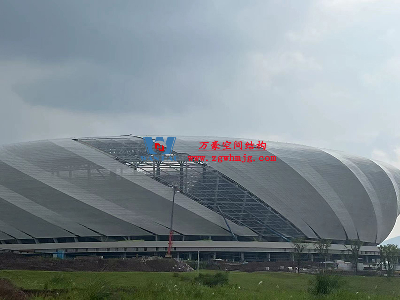 兩江新區(qū)加快建設(shè)龍興足球場(chǎng)（標(biāo)準(zhǔn)不降、工期不延、確保年底建成）