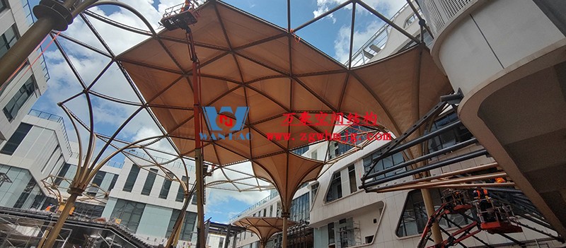 中國東盟特色商品匯聚中心膜鋼構(gòu)工程膜結(jié)構(gòu)安裝中 中國東盟特色商品匯聚中心膜鋼構(gòu)工程膜結(jié)構(gòu)安裝中