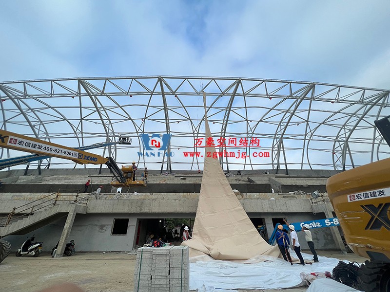龍泉市體育場鋼膜結(jié)構(gòu)工程膜結(jié)構(gòu)安裝中 龍泉市體育場鋼膜結(jié)構(gòu)工程膜結(jié)構(gòu)安裝中