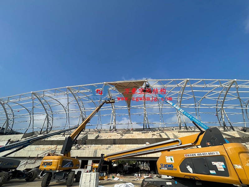 龍泉市體育場鋼膜結(jié)構(gòu)工程膜結(jié)構(gòu)安裝中 龍泉市體育場鋼膜結(jié)構(gòu)工程膜結(jié)構(gòu)安裝中