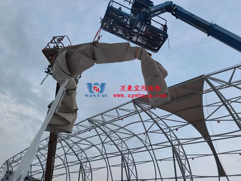 龍泉市體育場鋼膜結(jié)構(gòu)工程膜結(jié)構(gòu)安裝中 龍泉市體育場鋼膜結(jié)構(gòu)工程膜結(jié)構(gòu)安裝中