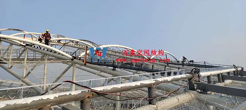 襄陽奧體中心膜結構工程鋼結構接近尾聲，膜結構開始安裝