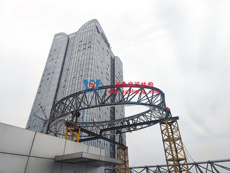 明宇廣場(chǎng)6號(hào)地塊商業(yè)(萬(wàn)達(dá)廣場(chǎng))改造項(xiàng)目鋼膜結(jié)構(gòu)ETFE蓋頂天幕工程進(jìn)入鋼結(jié)構(gòu)吊裝階段 明宇廣場(chǎng)6號(hào)地塊商業(yè)(萬(wàn)達(dá)廣場(chǎng))改造項(xiàng)目鋼膜結(jié)構(gòu)ETFE蓋頂天幕工程進(jìn)入鋼結(jié)構(gòu)吊裝階段