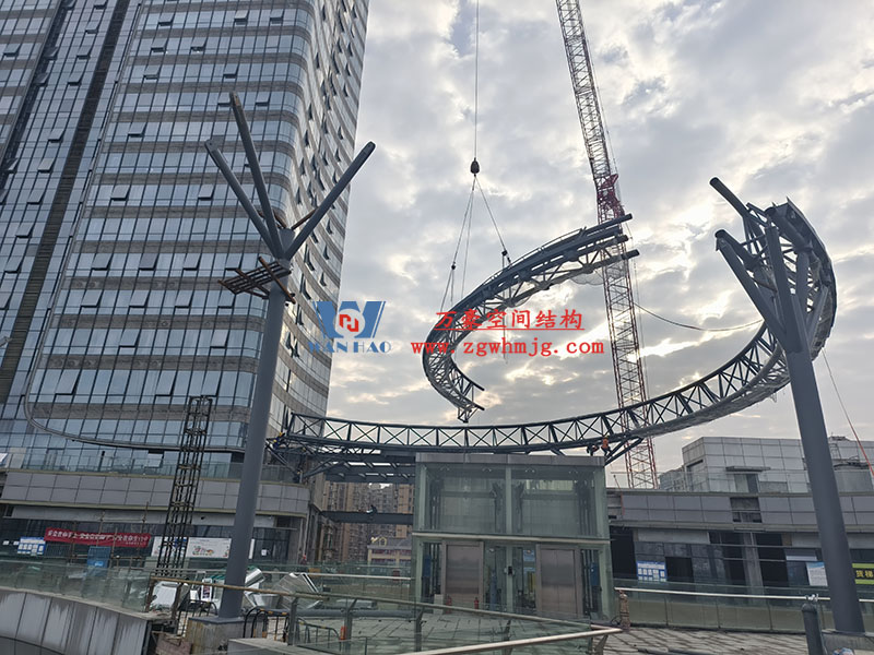 明宇廣場6號地塊商業(yè)（萬達(dá)廣場）改造項(xiàng)目鋼膜結(jié)構(gòu)ETFE蓋頂天幕工程火熱施工中