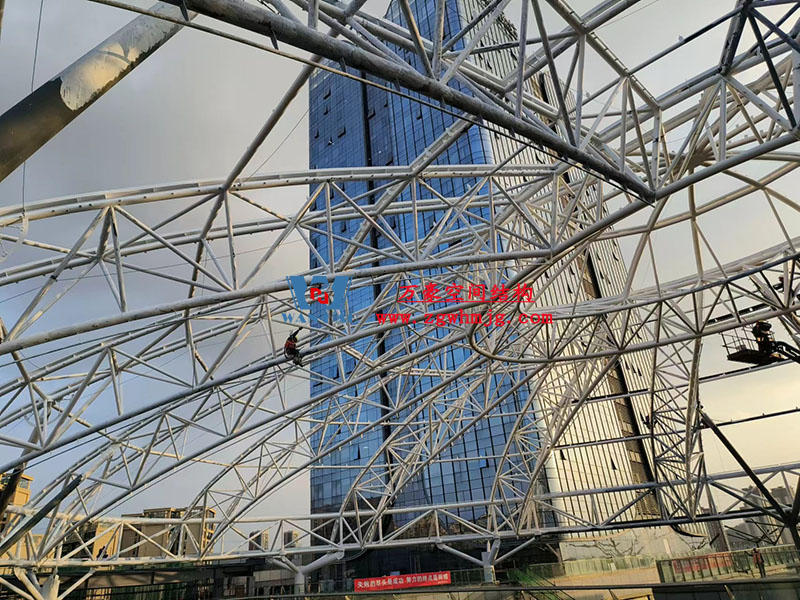 明宇廣場6號地塊商業(yè)（萬達(dá)廣場）改造項(xiàng)目鋼膜結(jié)構(gòu)ETFE蓋頂天幕工程火熱施工中