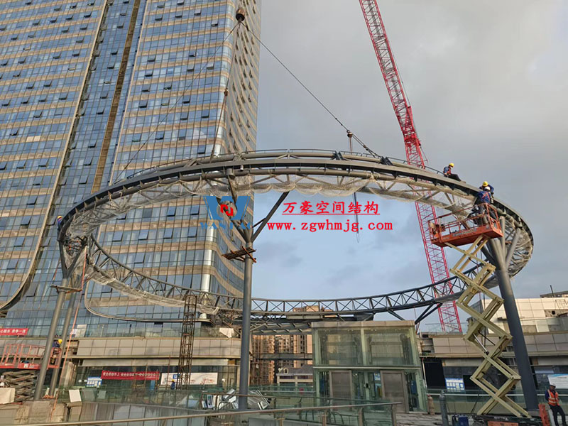 明宇廣場6號地塊商業(yè)（萬達(dá)廣場）改造項(xiàng)目鋼膜結(jié)構(gòu)ETFE蓋頂天幕工程火熱施工中