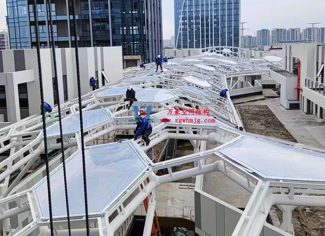 賦含夢幻色彩的商業(yè)街膜結(jié)構(gòu)天幕,即將閃亮登場! 賦含夢幻色彩的商業(yè)街膜結(jié)構(gòu)天幕,即將閃亮登場!
