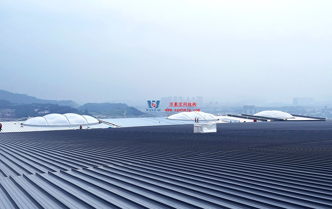 提檔提速,ETFE氣枕膜結(jié)構(gòu)天窗正在火熱施工安裝中 提檔提速,ETFE氣枕膜結(jié)構(gòu)天窗正在火熱施工安裝中