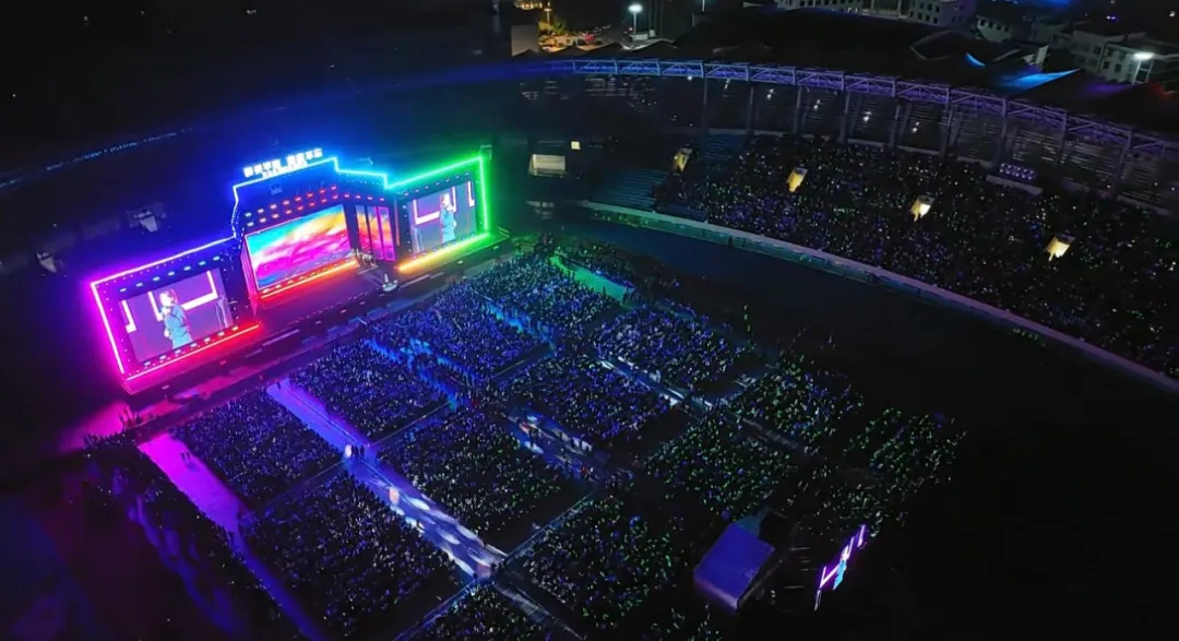 平陽體育中心群星演唱會！超萬人圍觀，現場火爆High唱！