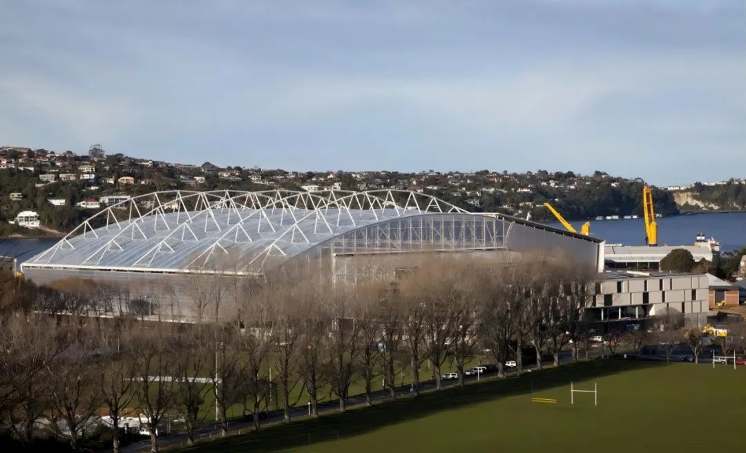 屋頂下生長著天然草皮的永久封閉式體育場 屋頂下生長著天然草皮的永久封閉式體育場