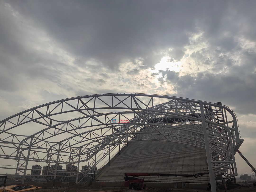 馭風逐沙，織就賽道美學——比亞迪紹興嵊州賽車場干拔沙坡觀景平臺鋼膜結構