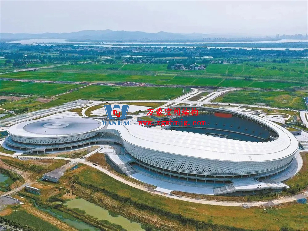 膜結(jié)構(gòu)體育場屋面安裝全解析：從技術(shù)要點到經(jīng)典案例