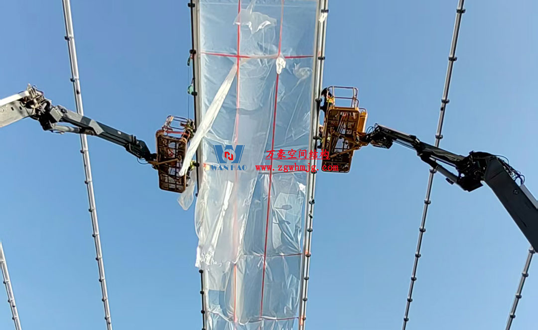 無錫奧體中心體育場ETFE膜首吊成功，太湖畔將閃耀“生態之光”