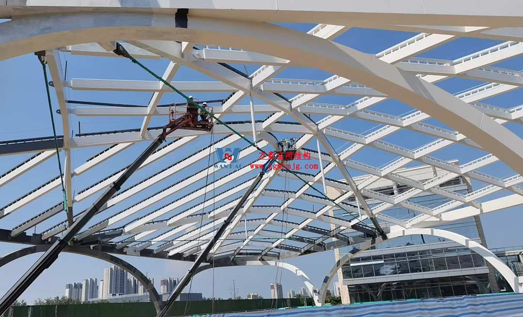 山東高端化工研究院下沉廣場(chǎng)天幕施工邁入關(guān)鍵階段