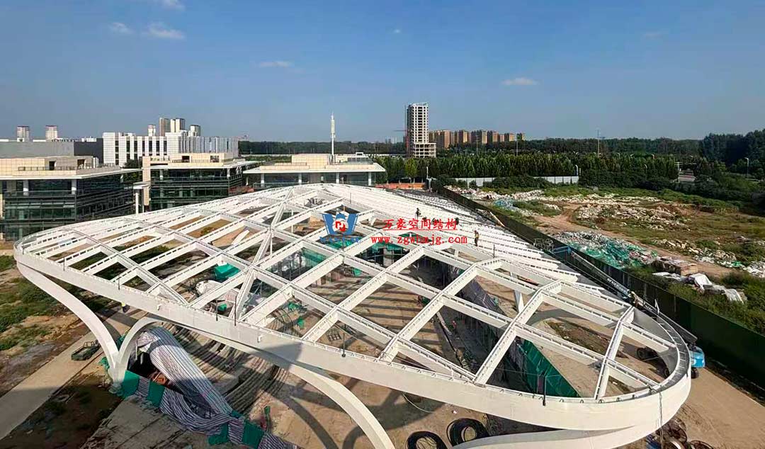 山東高端化工研究院下沉廣場(chǎng)天幕施工邁入關(guān)鍵階段