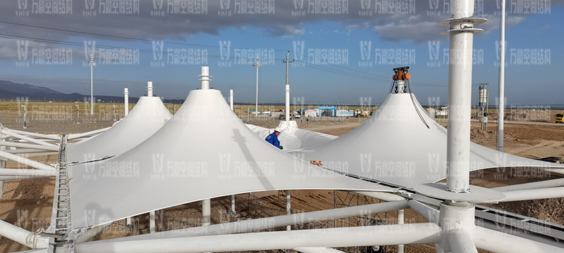 茶卡景區(qū)（二期）膜結(jié)構(gòu)工程A區(qū)鋼結(jié)構(gòu)主體施工完成，膜結(jié)構(gòu)開(kāi)始安裝