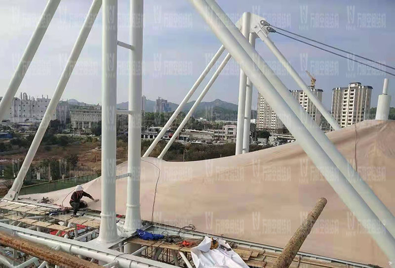 汕尾市體育中心（一期）工程田徑場膜結(jié)構(gòu)項目進(jìn)入膜布安裝階段