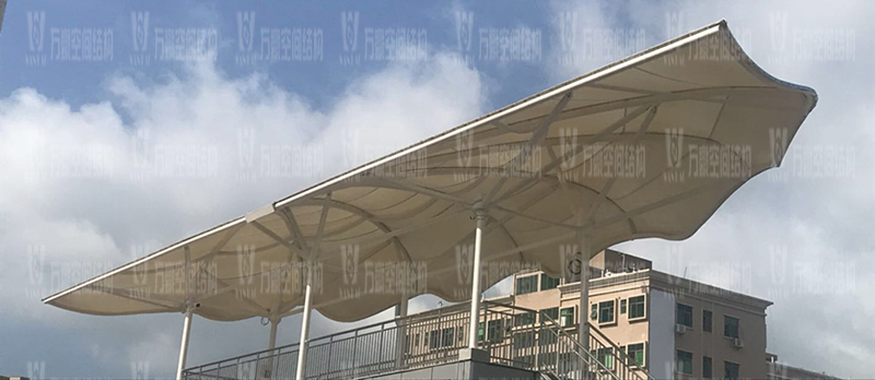 膜結構雨棚遮陽棚有哪些優勢？雨棚遮陽棚為什么選膜結構材料？