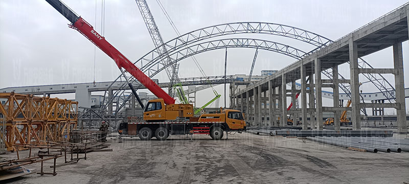 內(nèi)蒙能源長城五礦選煤廠鋼骨架膜棚建設項目鋼結(jié)構(gòu)施工中