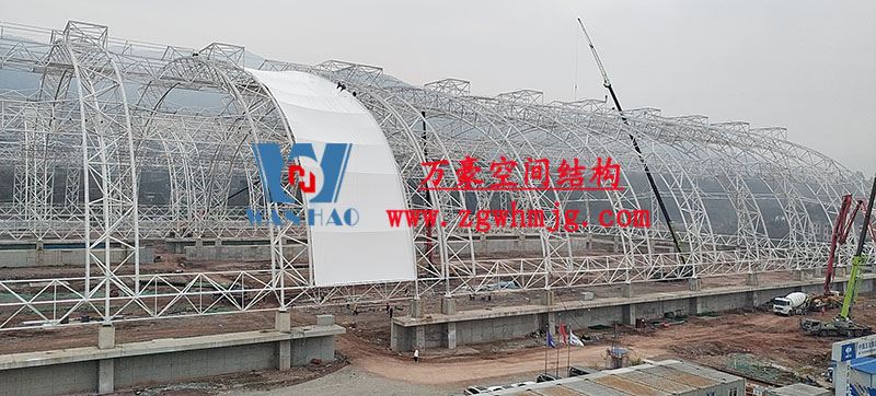 四川高興煤炭?jī)?chǔ)備基地建設(shè)項(xiàng)目鋼結(jié)構(gòu)接近尾聲，膜結(jié)構(gòu)開(kāi)始安裝